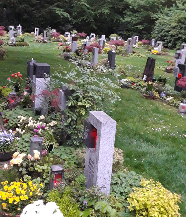 600x700_Steinmetz_Friedhof_Grabsteine